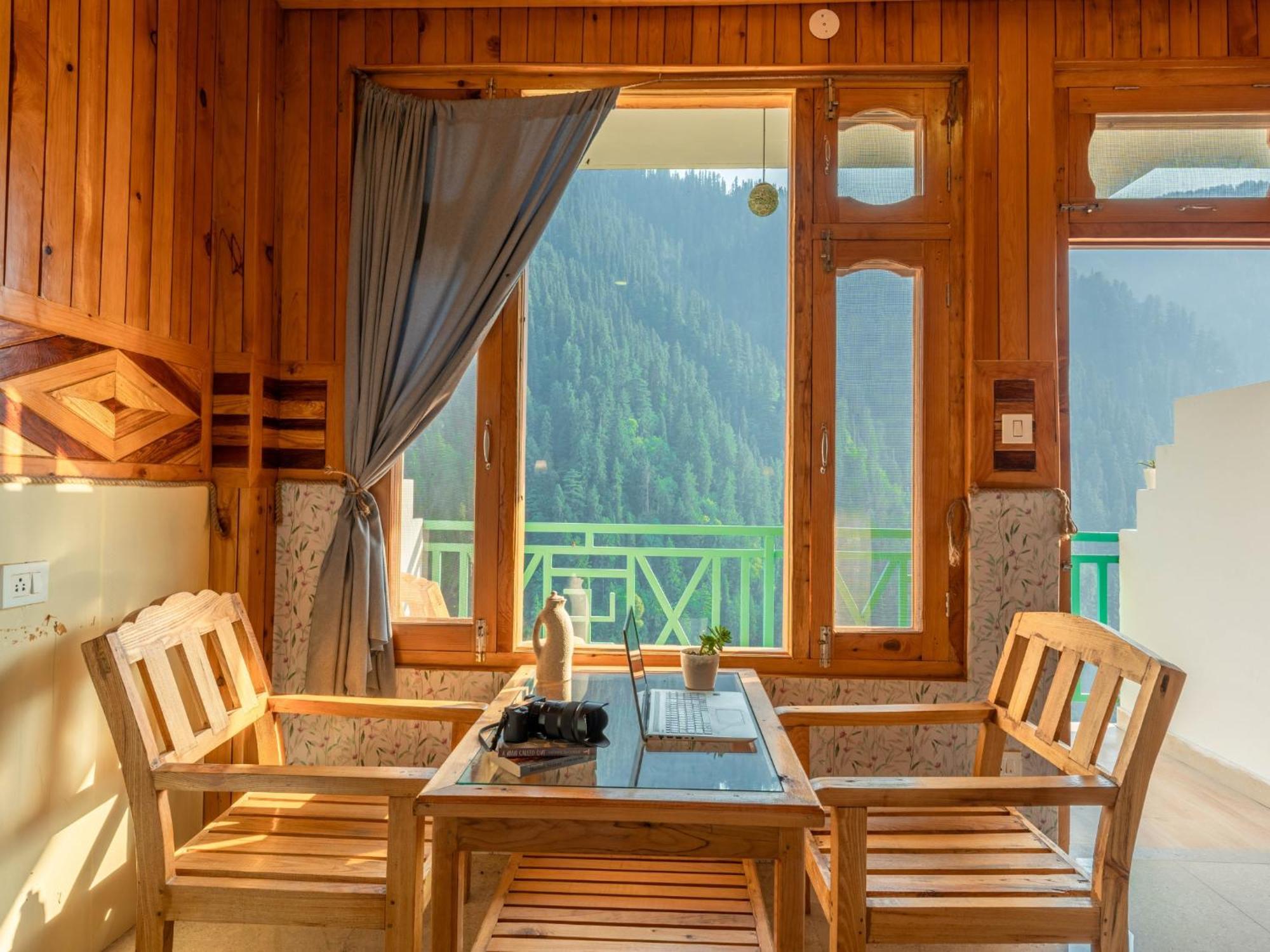 Moustache Shoja, Jibhi Hostel Екстериор снимка