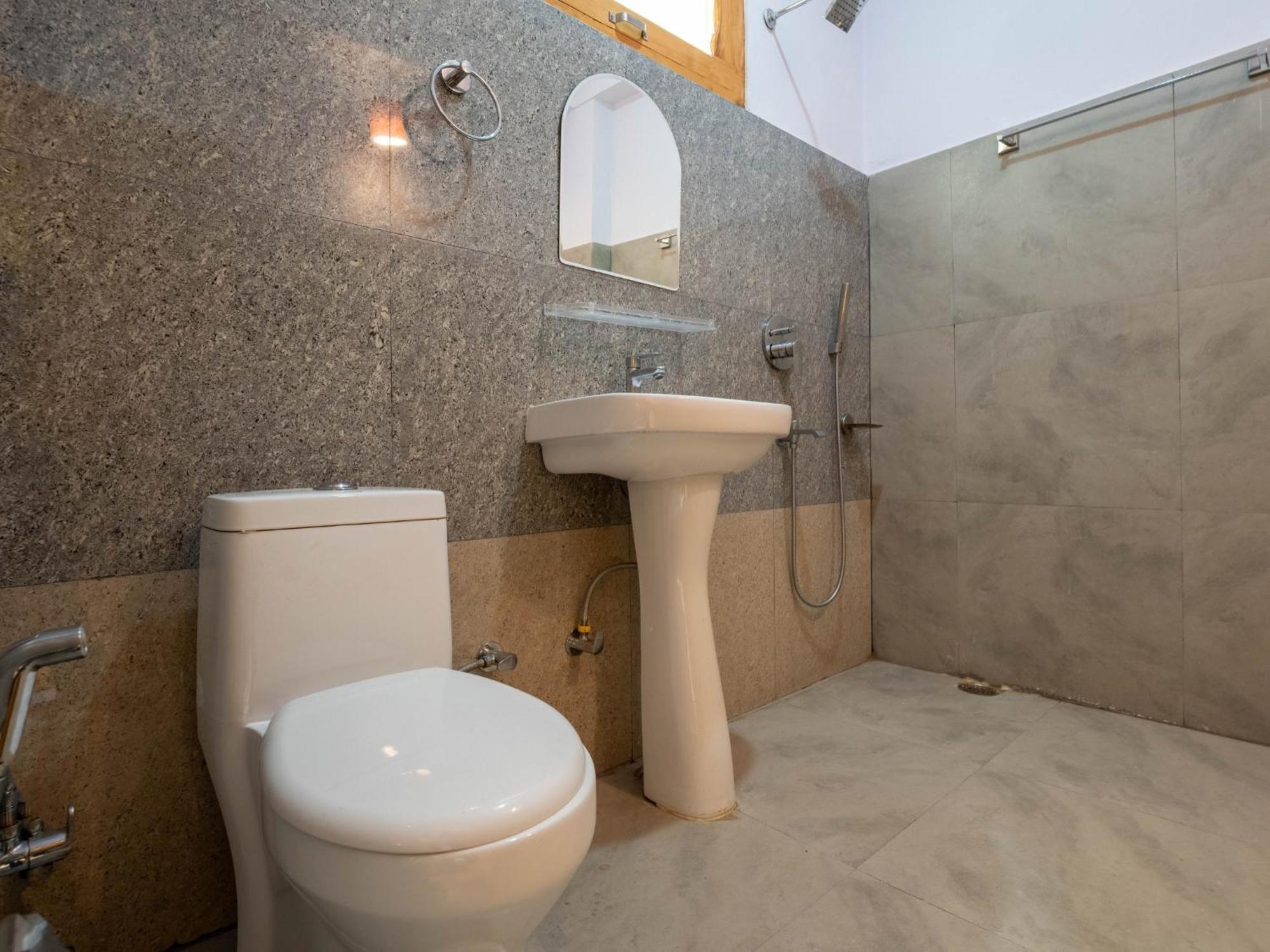 Moustache Shoja, Jibhi Hostel Екстериор снимка