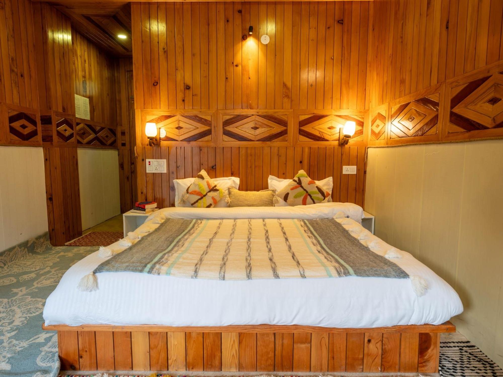 Moustache Shoja, Jibhi Hostel Екстериор снимка