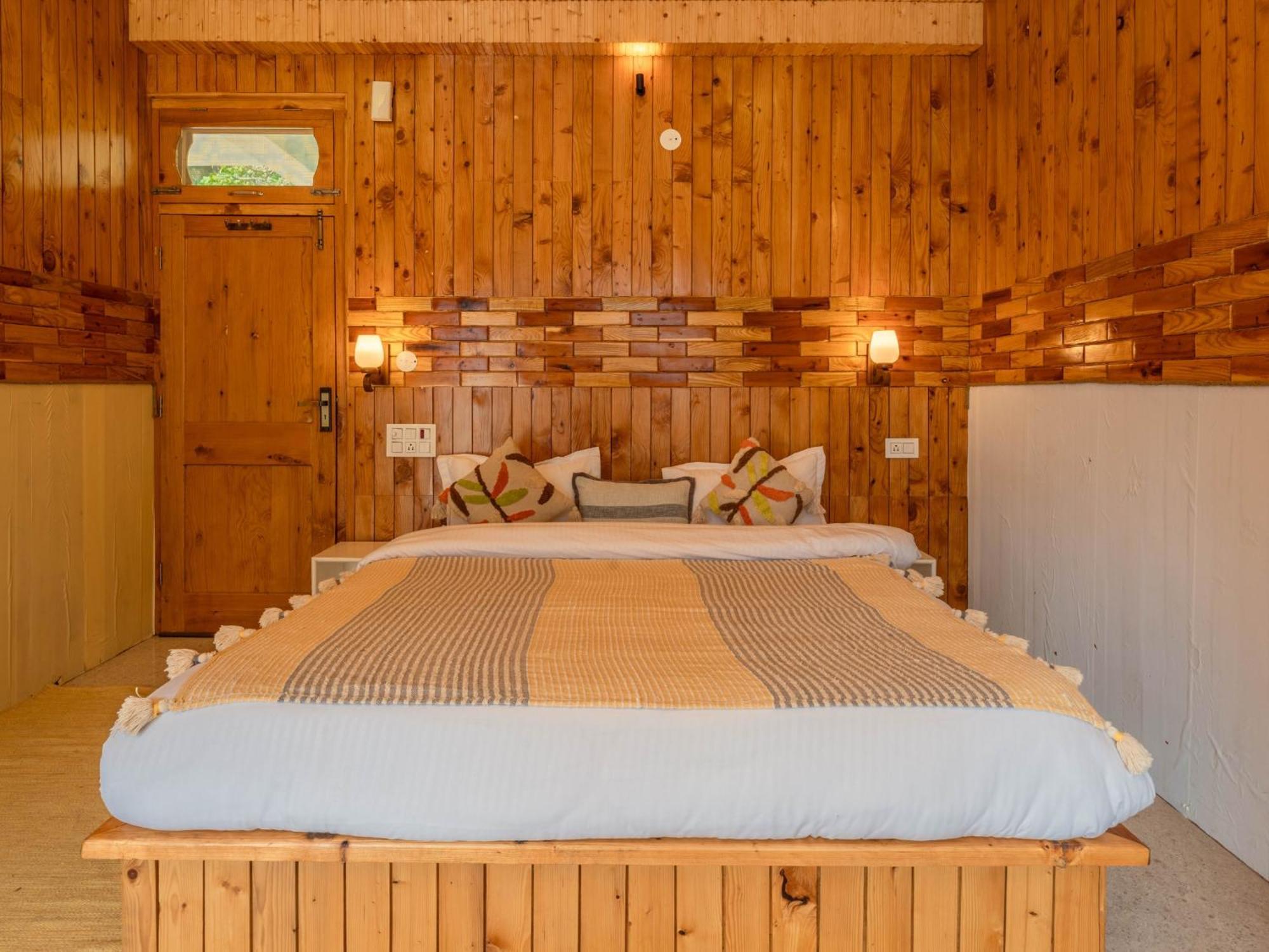 Moustache Shoja, Jibhi Hostel Екстериор снимка