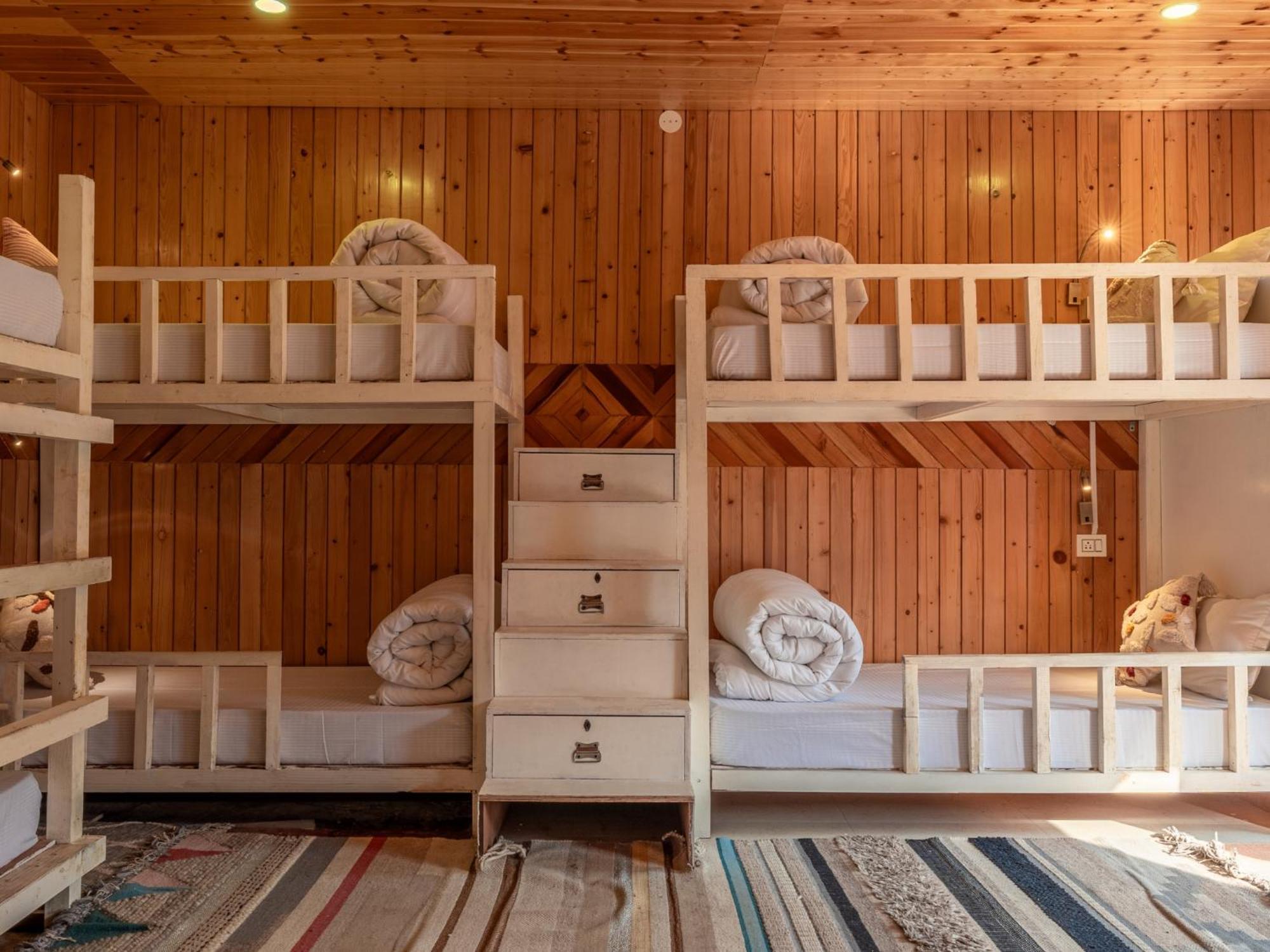 Moustache Shoja, Jibhi Hostel Екстериор снимка