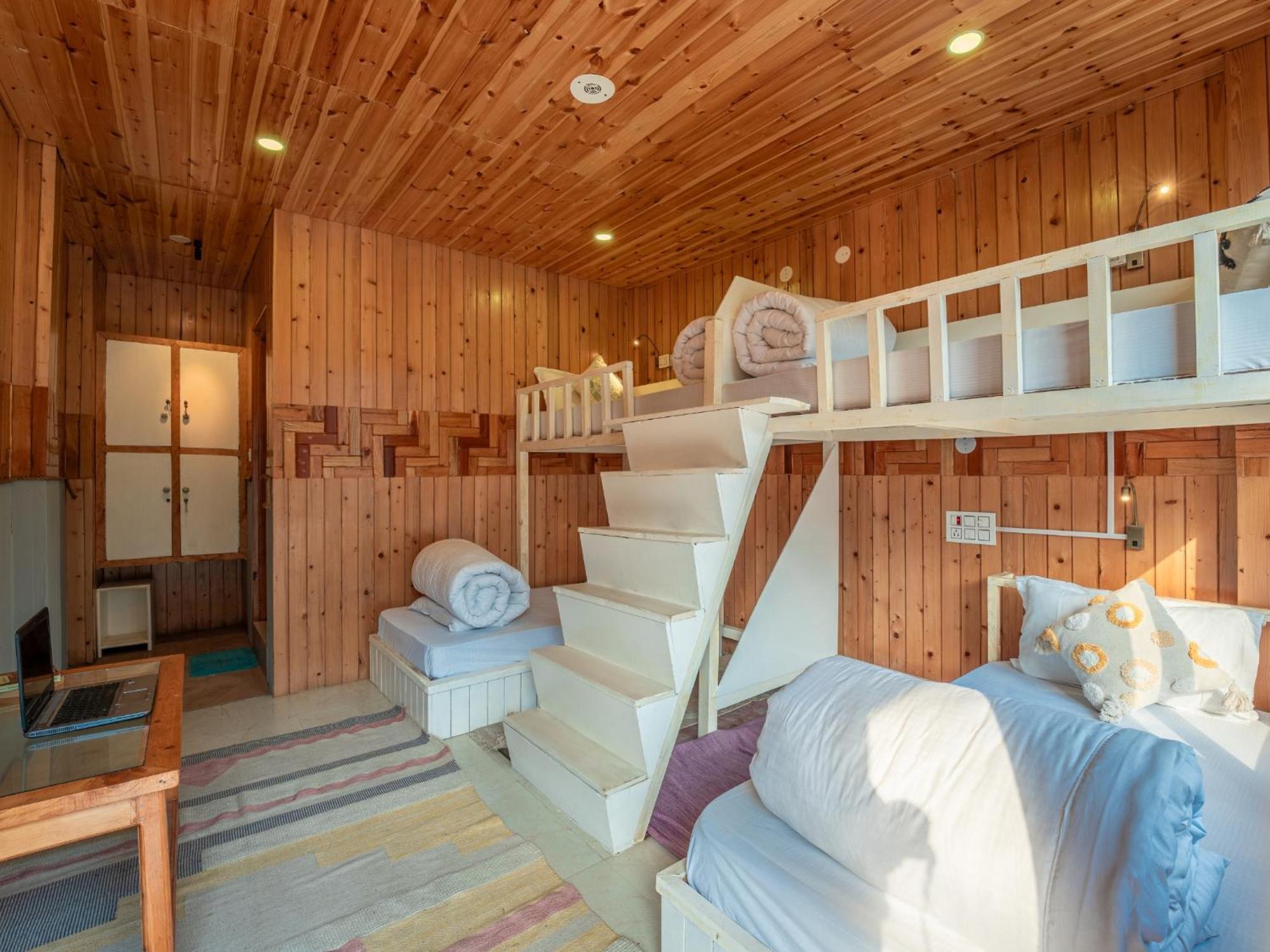 Moustache Shoja, Jibhi Hostel Екстериор снимка