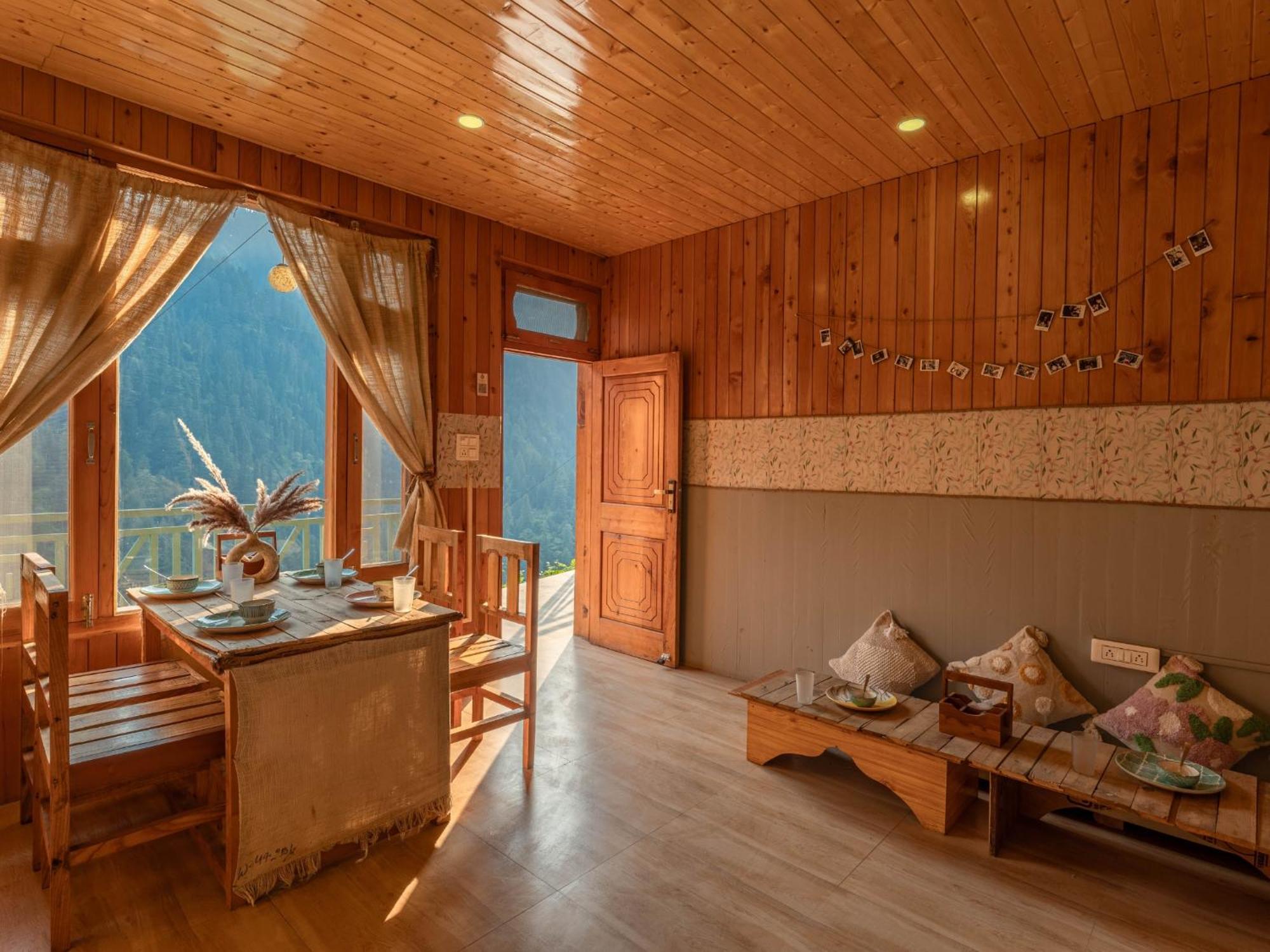 Moustache Shoja, Jibhi Hostel Екстериор снимка