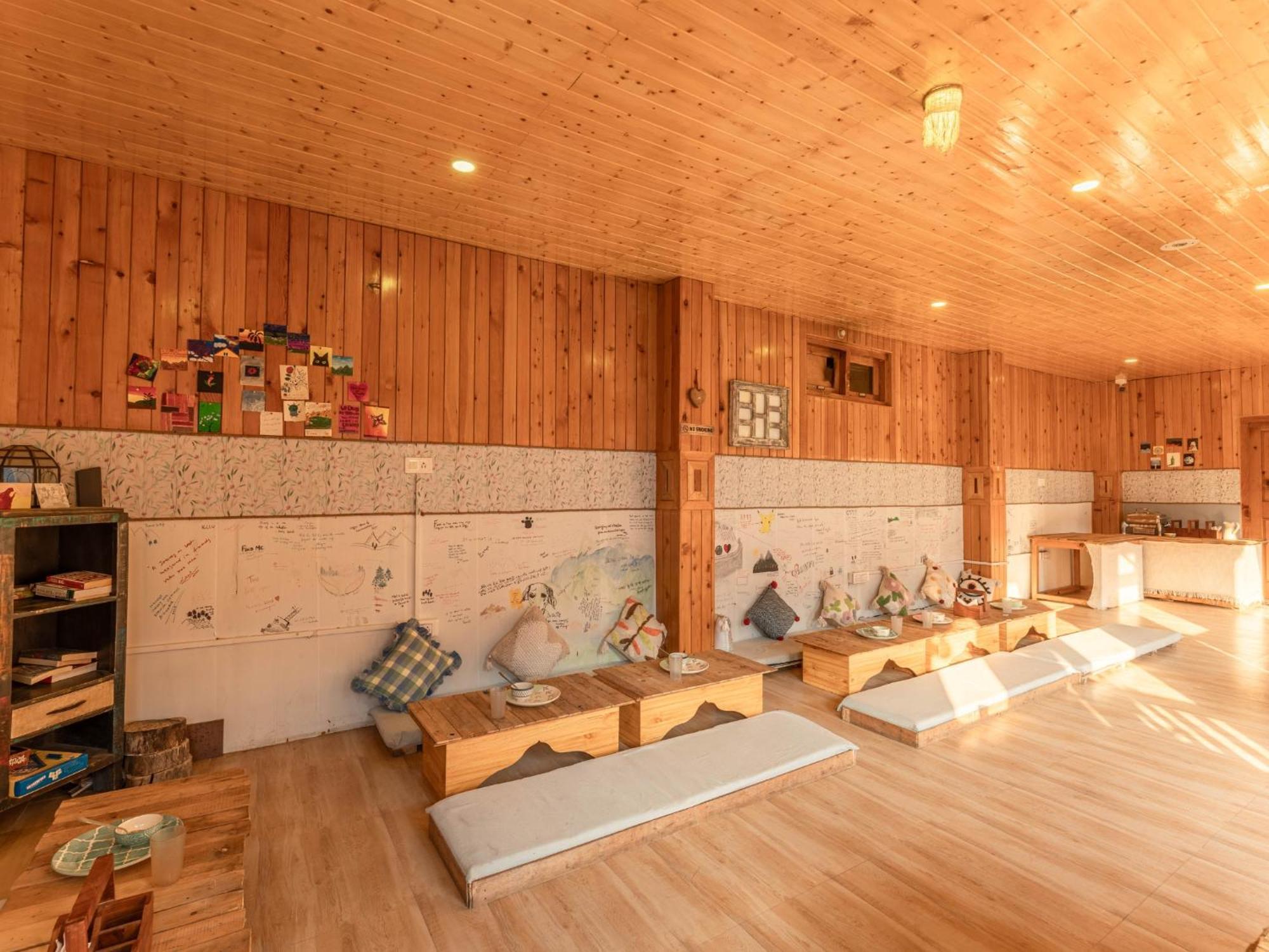 Moustache Shoja, Jibhi Hostel Екстериор снимка