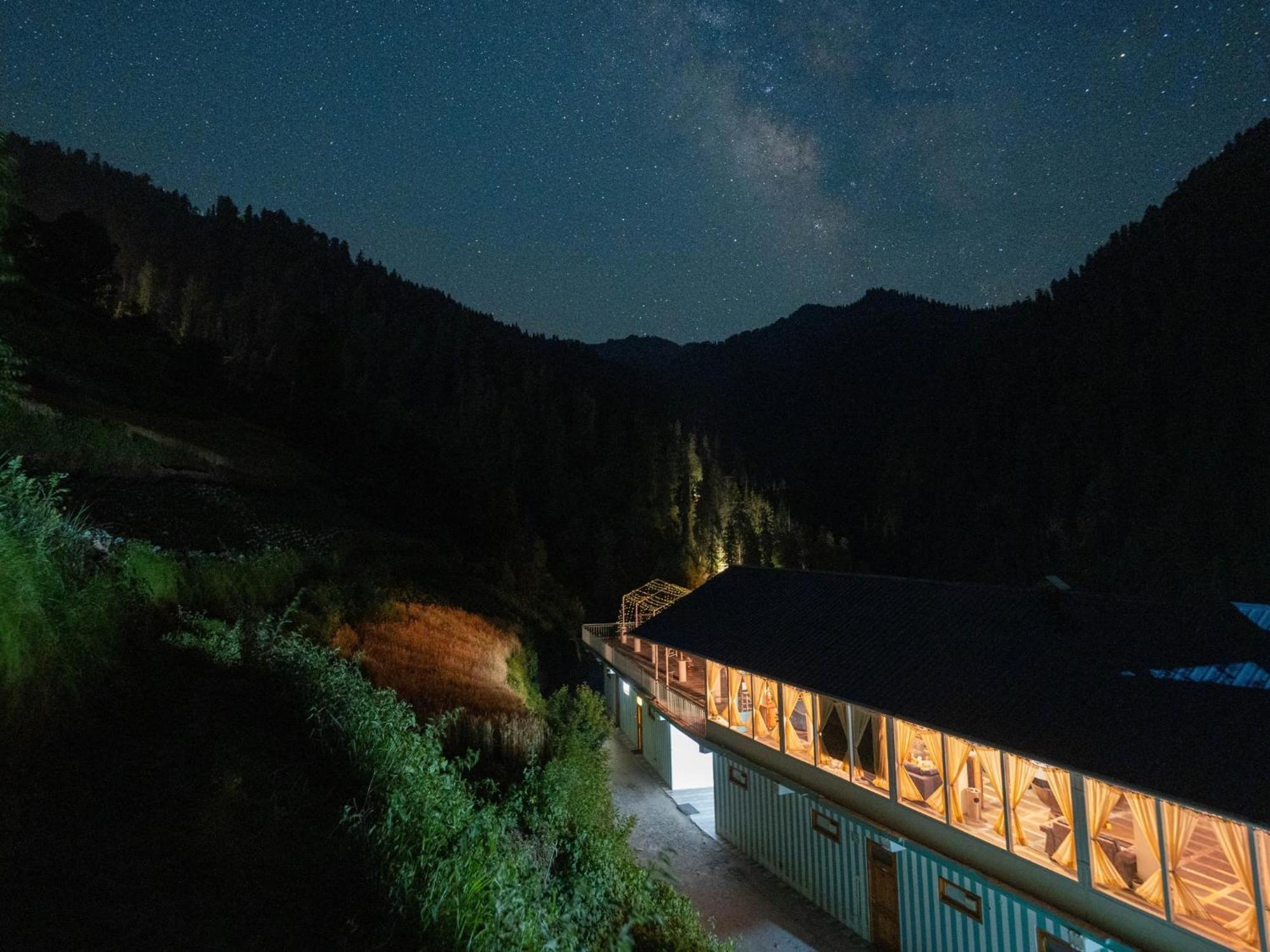 Moustache Shoja, Jibhi Hostel Екстериор снимка